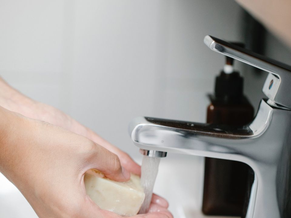 Дерматологи розповіли, чи справді найкраще мити руки господарським милом. Чи справді воно корисніше для шкіри?