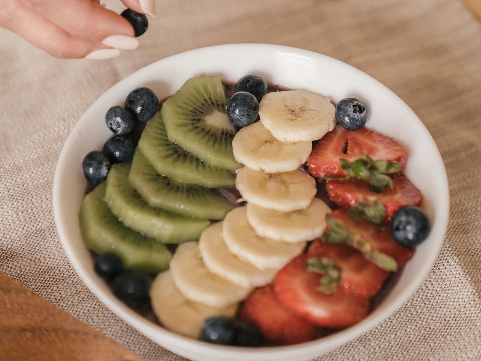 Проти здуття живота: 6 фруктів, які потрібно їсти після 40 років за порадами дієтологів. Здуття живота завжди неприємне і викликає дискомфорт.