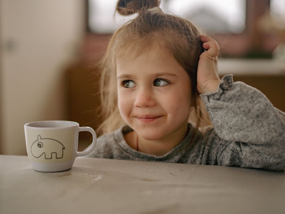 З якого віку можна пити каву дітям: 7 причин не поспішати з її вживанням. Декілька важливих причин, щоб утриматися від раннього вживання напою.
