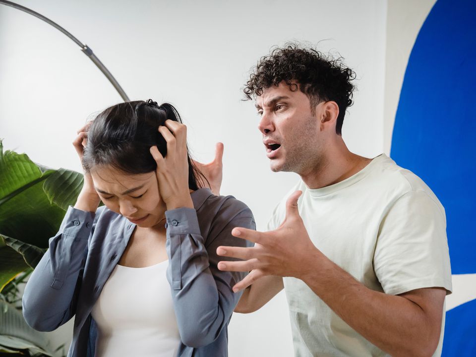 Чому чоловік постійно кричить на дружину: основні причини. Чим пояснюється така поведінка чоловіка.