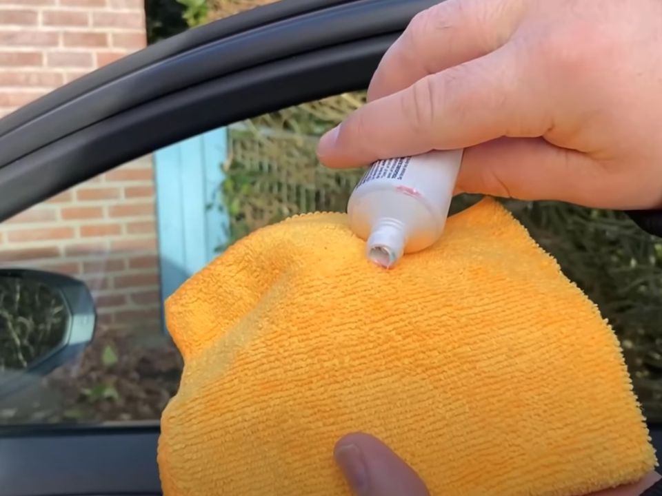 Для чого водії наносять зубну пасту на вікна автомобілів. Річ у тім, що якщо нанести невелику кількість зубної пасти на скло, то можна забути про таку проблему, як запітнілі скла.