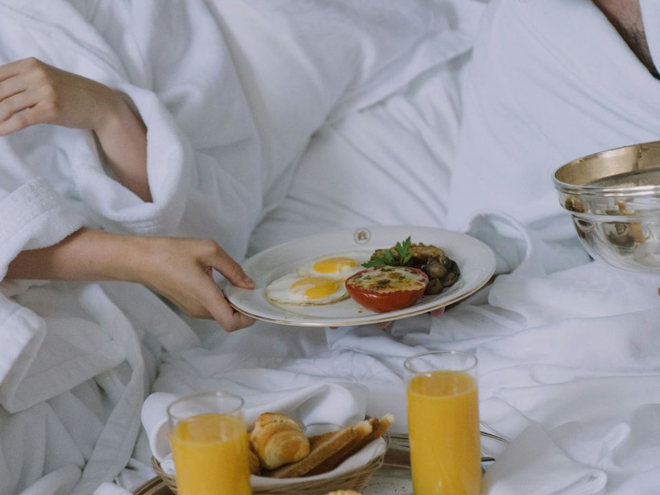 Лікарі пояснили, якими проблемами для здоров'я обернеться сніданок у ліжку. Споживання їжі у ліжку — це не романтика.