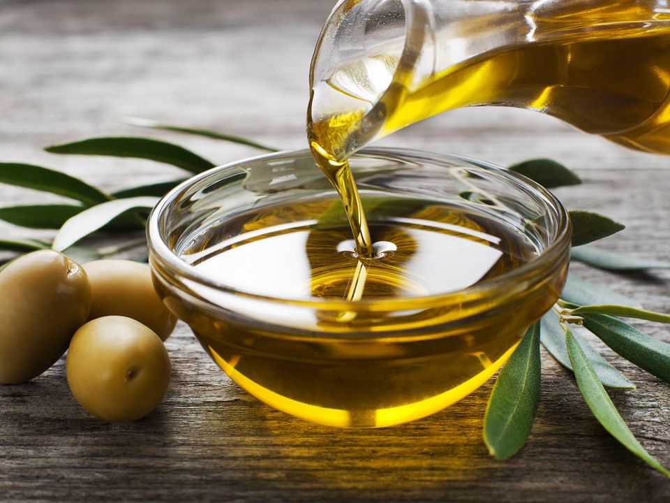 Експерти розповіли, як за допомогою оливкової олії захистити шкіру взимку. Оливкова олія допоможе зволожити шкіру в холодну пору року.