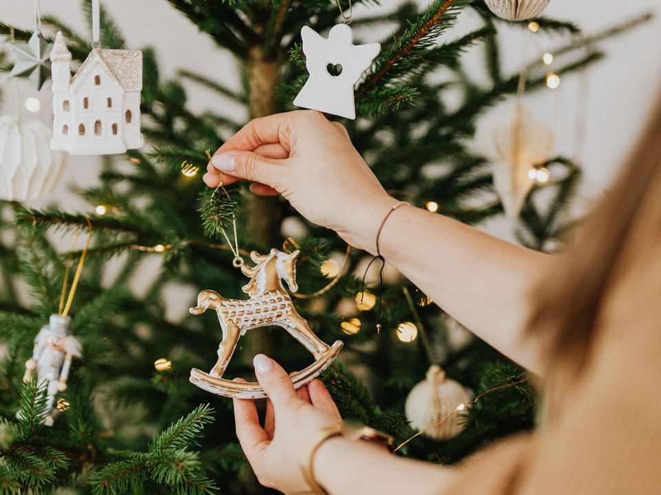Іграшки, які не можна вішати на новорічну ялинку. Святкове дерево має бути не тільки гарним, а й безпечним.