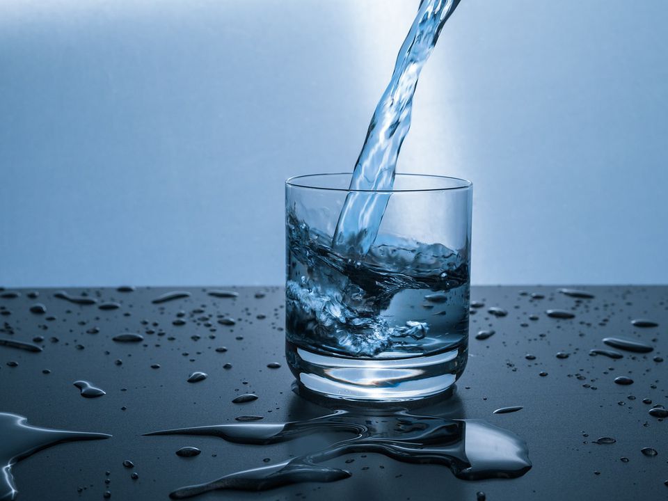 Неочевидні ознаки того, що ви п'єте мало води. 7 ознак того, що ви п'єте мало води.