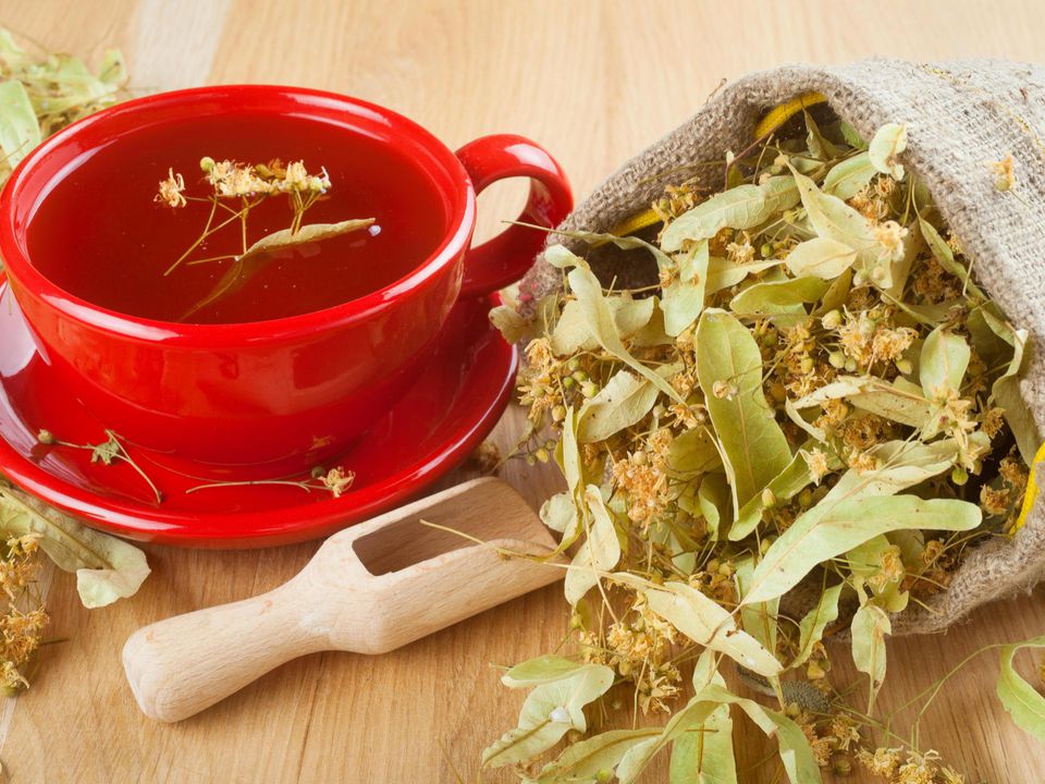 Як правильно заварювати липовий чай, щоб зберегти максимум вітамінів. Липовий чай зміцнює організм і робить його менш схильним до простудних захворювань.