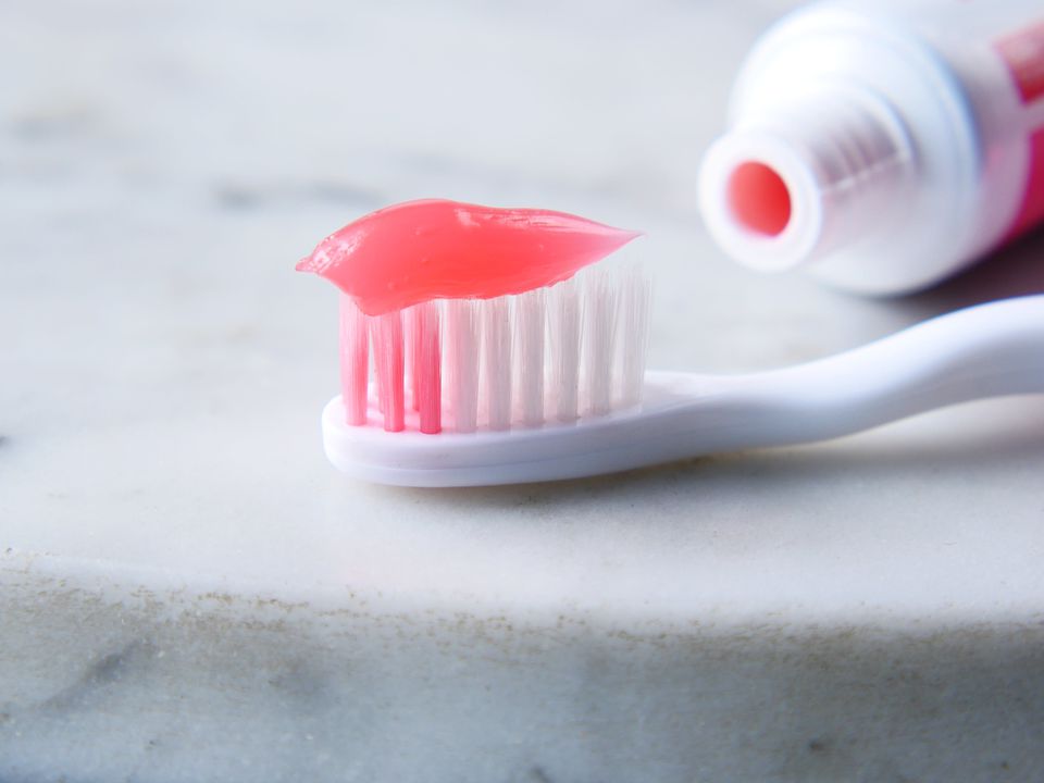 Увага — на тюбик: стоматологи назвали 5 небезпечних речовин у зубній пасті. Зубну пасту з таким складом краще залишити на полиці магазину.
