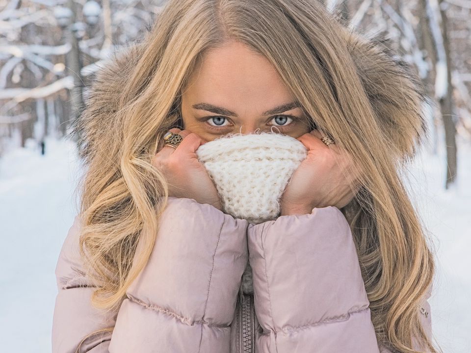 Сльози на морозі: чому деякі люди починають "плакати" на вулиці в зимовий час. Чому на холоді сльозяться очі і що з цим робити.