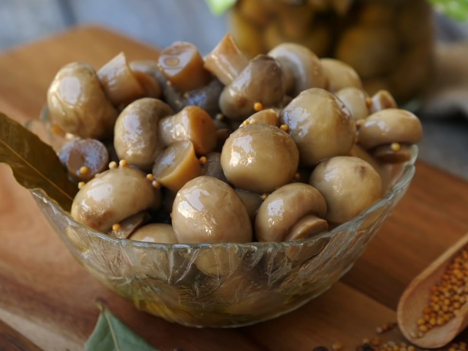 Неймовірно смачні мариновані грибочки за найпростішим рецептом — не переплачуйте за магазинні. Мариновані печериці можна подати як закуску, або використовувати як інгредієнт для приготування салатів.