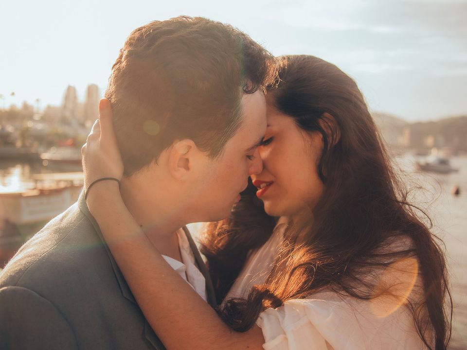 П'ять порад, дізнавшись про які ви перетворитеся на експерта з поцілунків. Цілуватися — це не лише приємно, а й дуже важливо для стосунків.