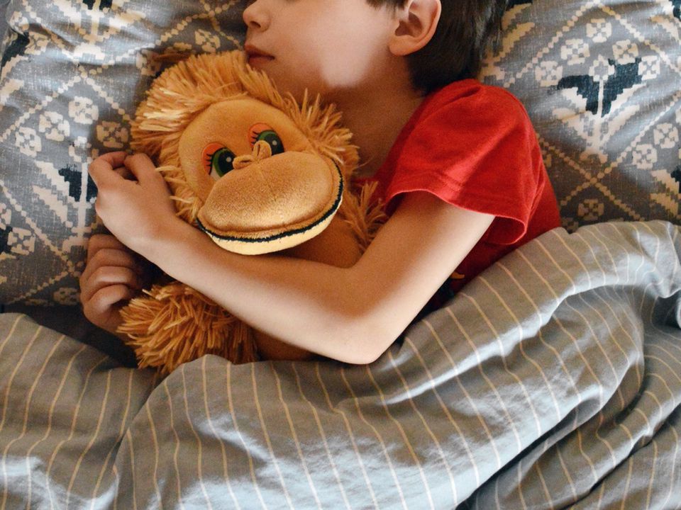 Стоматологи розповіли, яка поза під час сну призводить до проблем із зубами. Насамперед це стосується дітей.