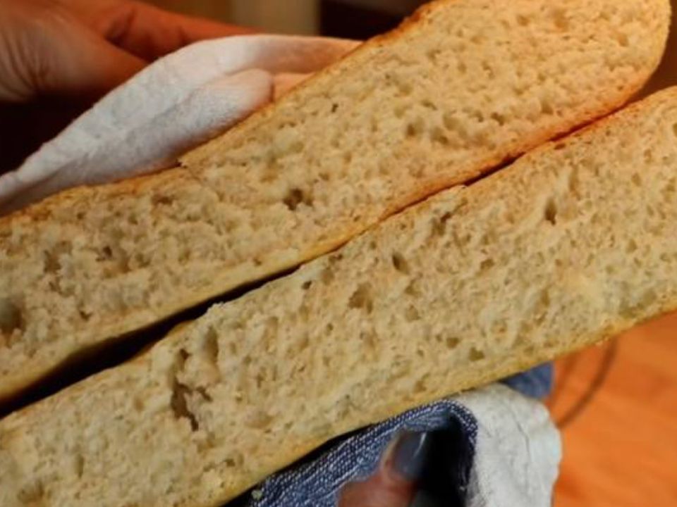 Жодної духовки! Після цього рецепту ви перестанете купувати магазинний хліб. Свіжоспечений хліб на сковороді: повітряний м'якуш і хрумка скоринка.