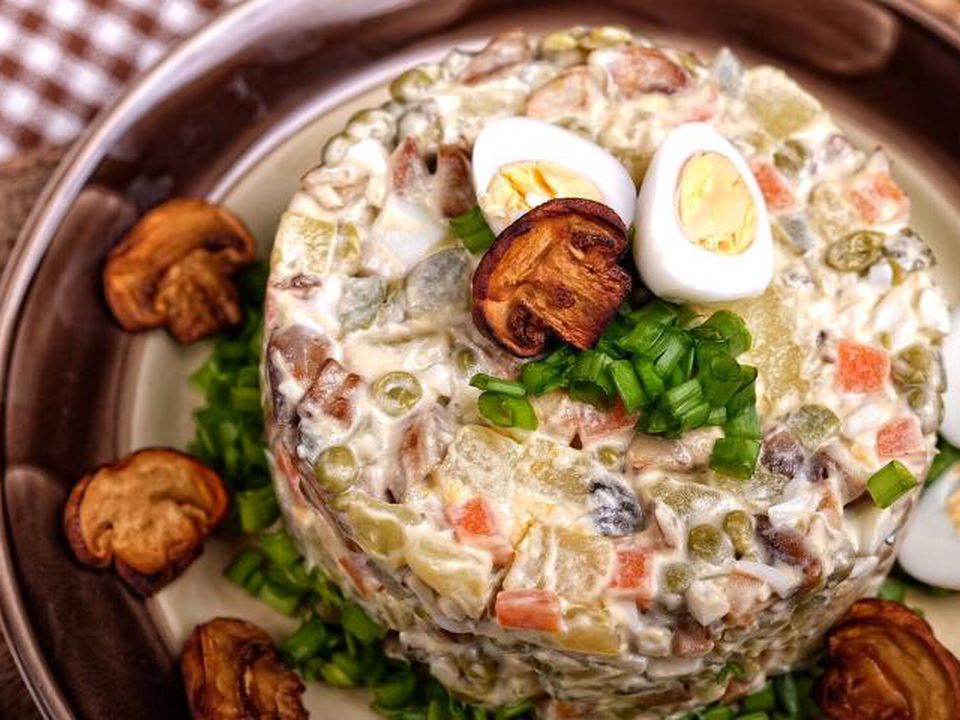 Олів'є йде в минуле — ось який салат із зеленим горошком зараз на піку популярності. Ідеальне блюдо на Новий рік.