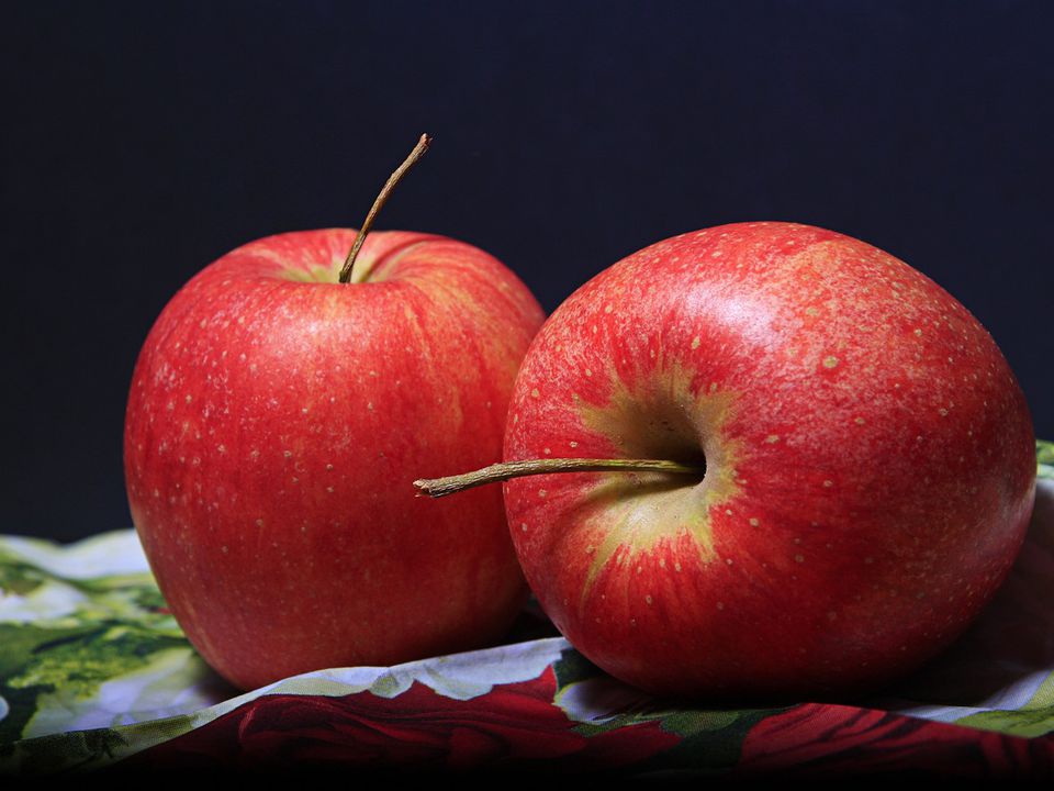 Простий спосіб визначити які яблука перед вами — сухі та перестиглі або солодкі, соковиті та хрусткі. Просто подивіться на них.