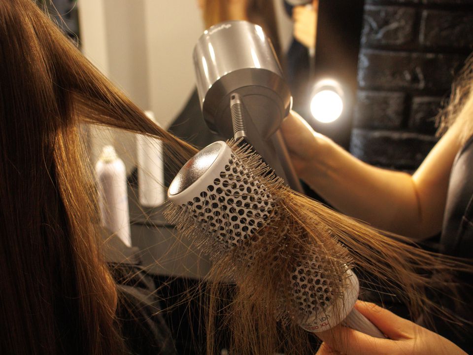 Лайфхаки з сушіння волосся, щоб локони були гладкими та еластичними. Як правильно сушити волосся.