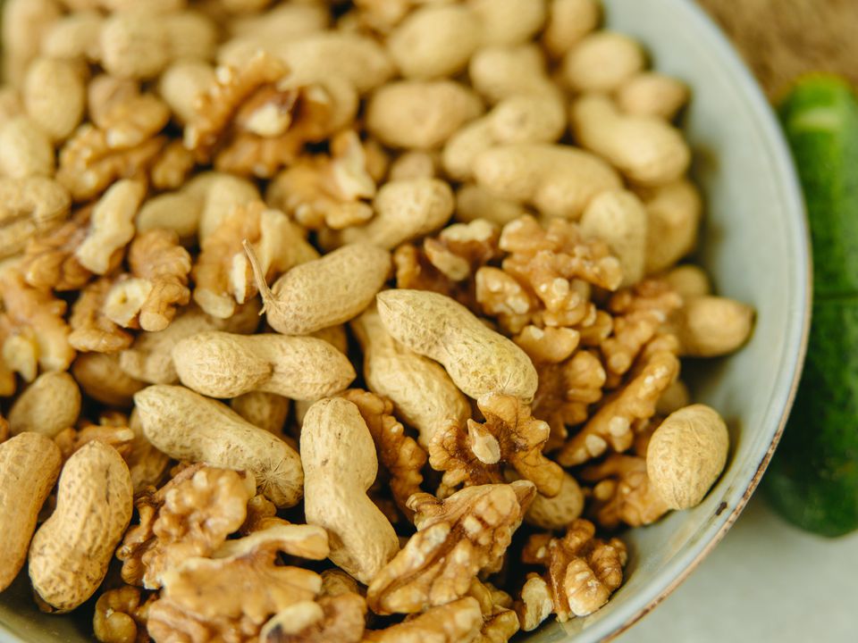 Які волоські горіхи та арахіс забороняється вживати в їжу. Принесуть лише одну шкоду – краще викинути.