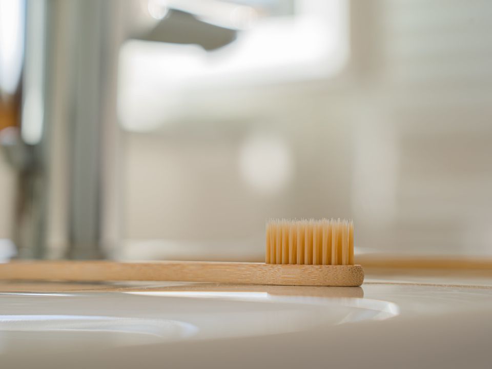 Американський дантист показав, як очистити зубну щітку після використання. У ній може міститися до 100 мільйонів бактерій.