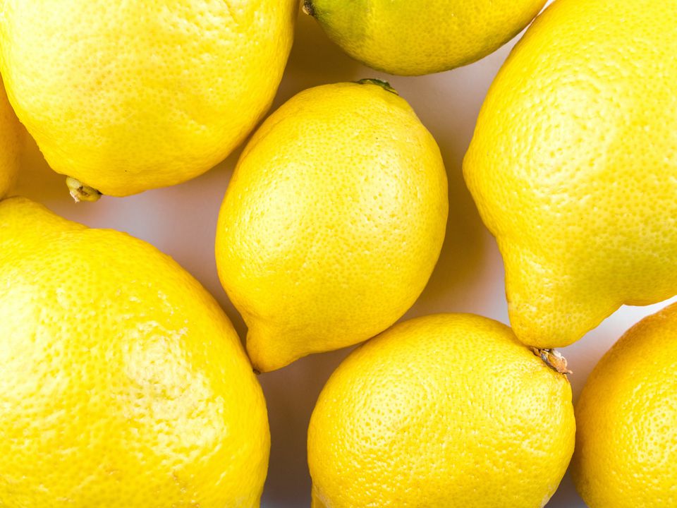 Лимони не зіпсуються та довго будуть соковитими: правила зберігання, про які ви не знали. Якщо зберігати лимони неправильно – вони швидко висохнуть.