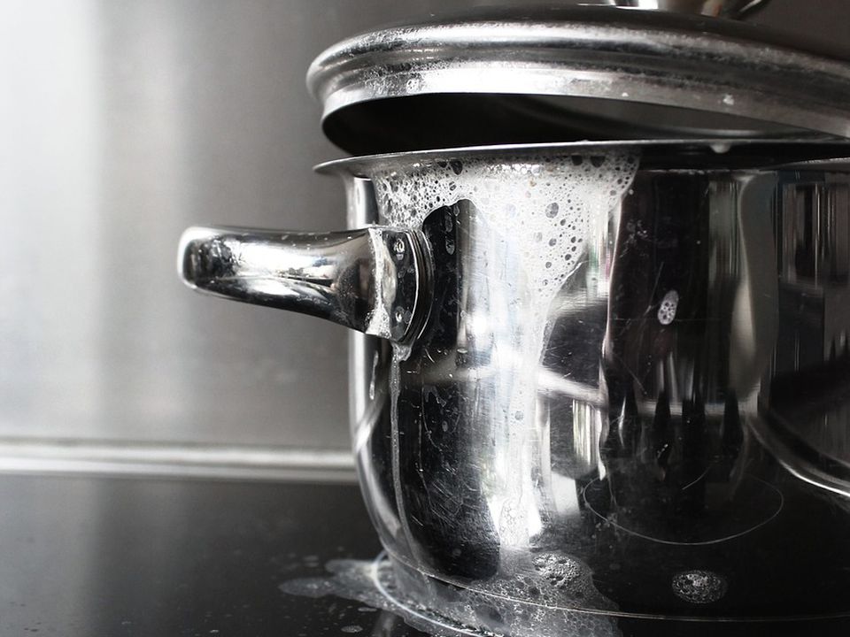 Головні небезпеки каструль з нержавіючої сталі та емальованого посуду. Яка ж шкода цих двох видів каструль.