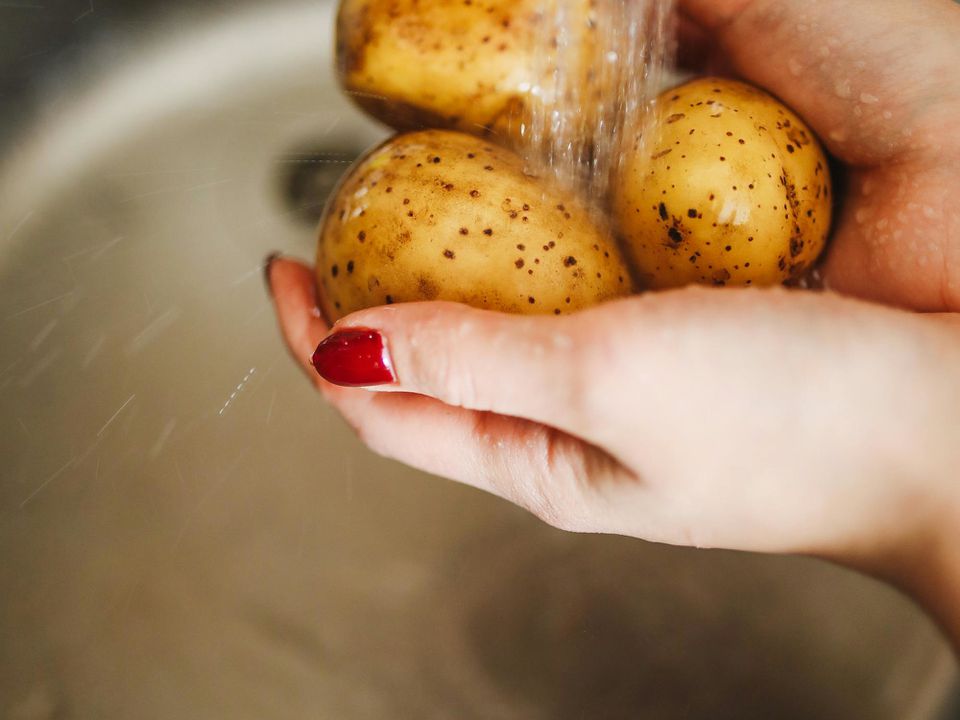 Як швидко почистити картоплю без ножа та овочечистки — хитрий трюк. Лайфхак, який тепер пробують усі.