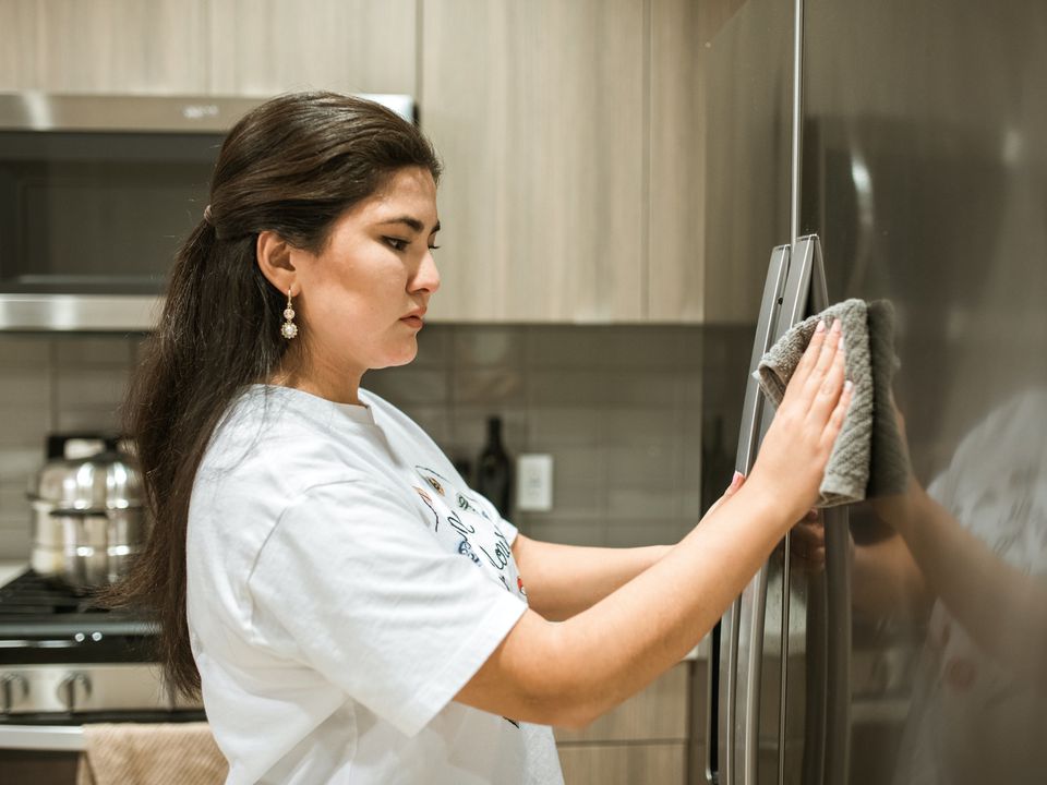 Як не можна мити холодильник: помилки, яких припускаються навіть досвідчені господині. Мити холодильник таким способом не можна в жодному разі — це не корисно для здоров'я.