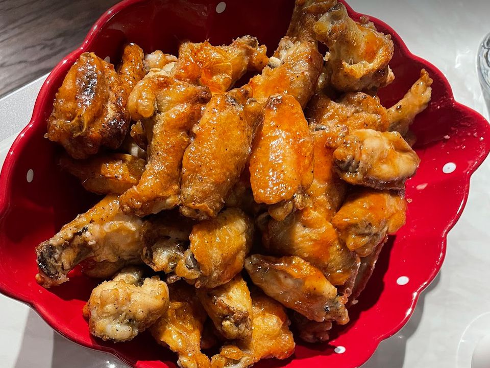 Смачнющі та соковиті курячі крильця — готуйте як шеф-повар. Перед приготуванням замочують в особливому розчині.