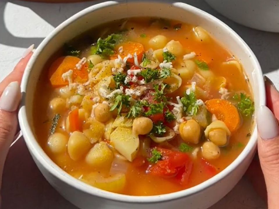 Лікар поділився рецептом супу, який їсть щодня "найдовше живуча родина у світі". Суп, щоб дожити до 100 років.