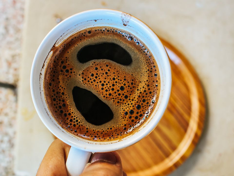 Вчені дійшли висновку, що каву слід пити не раніше 9:30 ранку. Які проблеми зі здоров'ям провокує раннє вживання напою.