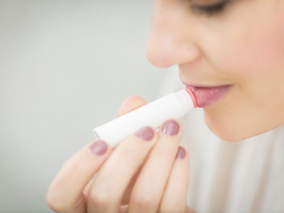 Бальзам шкодить вашим губам: в яких випадках ним варто перестати користуватися. Експерти розповіли, чому так відбувається.