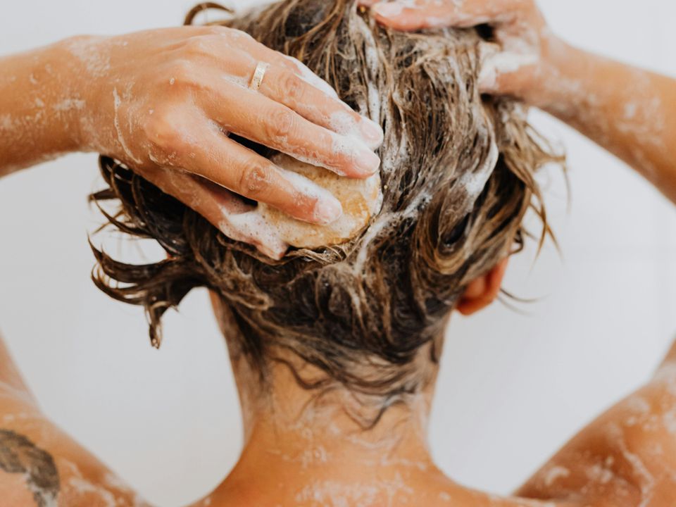 Чи небезпечно жінці мити голову чоловічим шампунем. Що станеться, якщо жінка помиє голову шампунем для чоловіків.