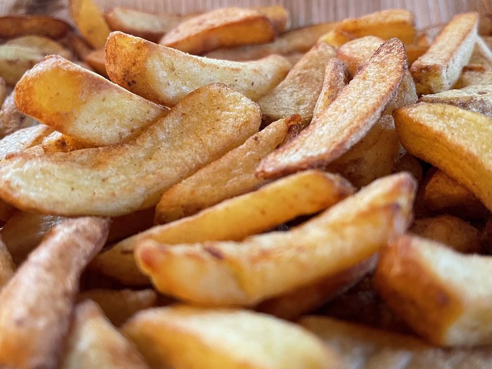 Неправильна нарізка та інші помилки при смажені картоплі, які можуть зіпсувати страву. Як приготувати ідеальну смажену картоплю.