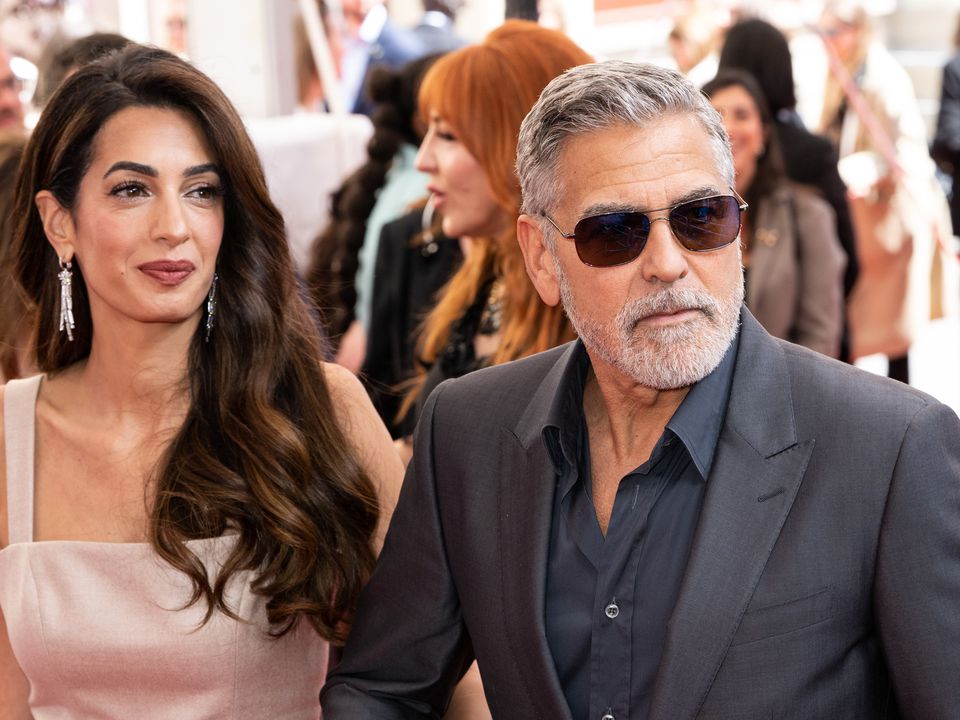 Як Джордж Клуні бореться з хейтерами його коханої дружини. Джордж Клуні захищає Амаль: хейтери в Мережі не перестають писати гидоти на адресу британки. І чого людям не живеться спокійно?