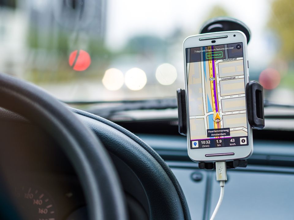 Як не можна заряджати смартфон у машині: названі фатальні помилки водіїв. Водіїв попереджають про небезпеку для гаджета і машини при неправильній зарядці.