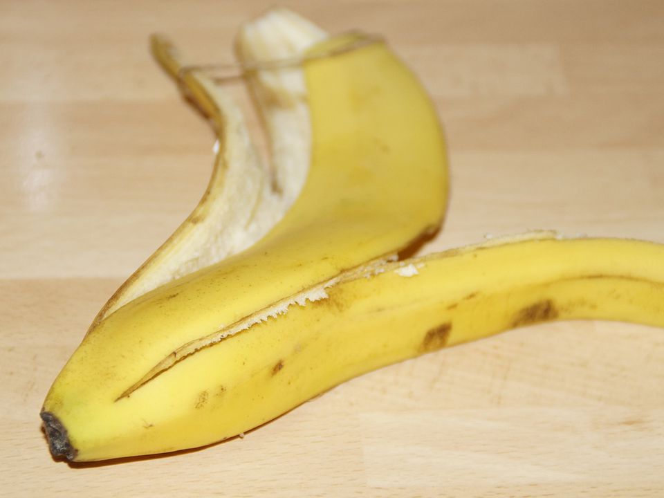 Кілька слів про бананову шкірку — несподіване застосування для розсади. 3 способи використання бананових шкірок для підживлення рослин.
