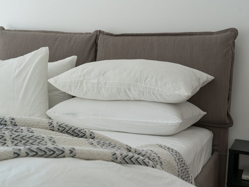 Прати не потрібно: копійчаний домашній засіб, який допоможе почистити подушки. Натуральний засіб, щоб освіжити подушки.