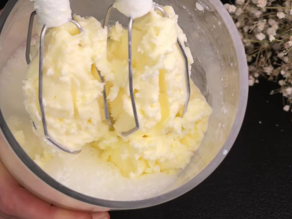 Домашнє вершкове масло з 1 інгредієнта — набагато смачніше, ніж покупне. Масло з яскраво вираженим вершковим смаком набагато натуральніше, ніж магазинне.
