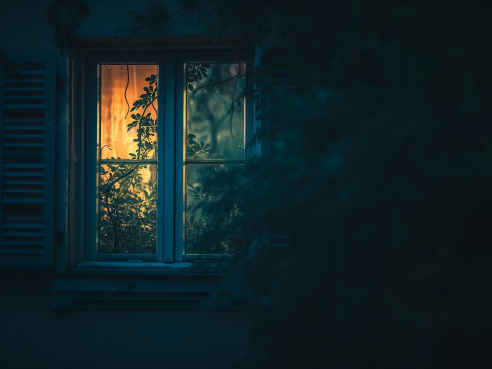 Ви не закриваєте вночі вікна? Прочитайте чому це потрібно робити. Вікно це символ захисту та спокою.