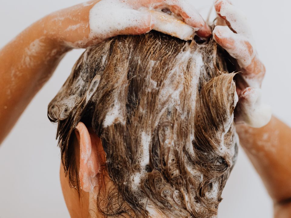 Пасма матимуть блискучий та здоровий вигляд: секрети правильного миття волосся. Як правильно мити волосся шампунем: поради.