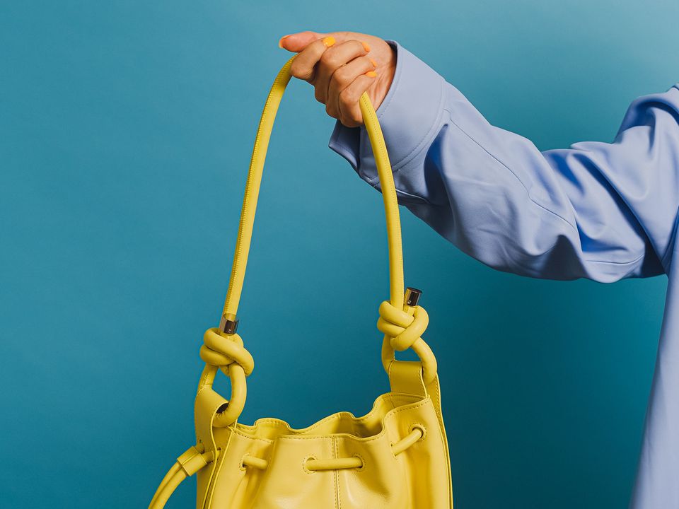 Експерти назвали 4 види сумок, від яких жінкам 50+ потрібно відмовитися цієї весни. Старять та спрощують!