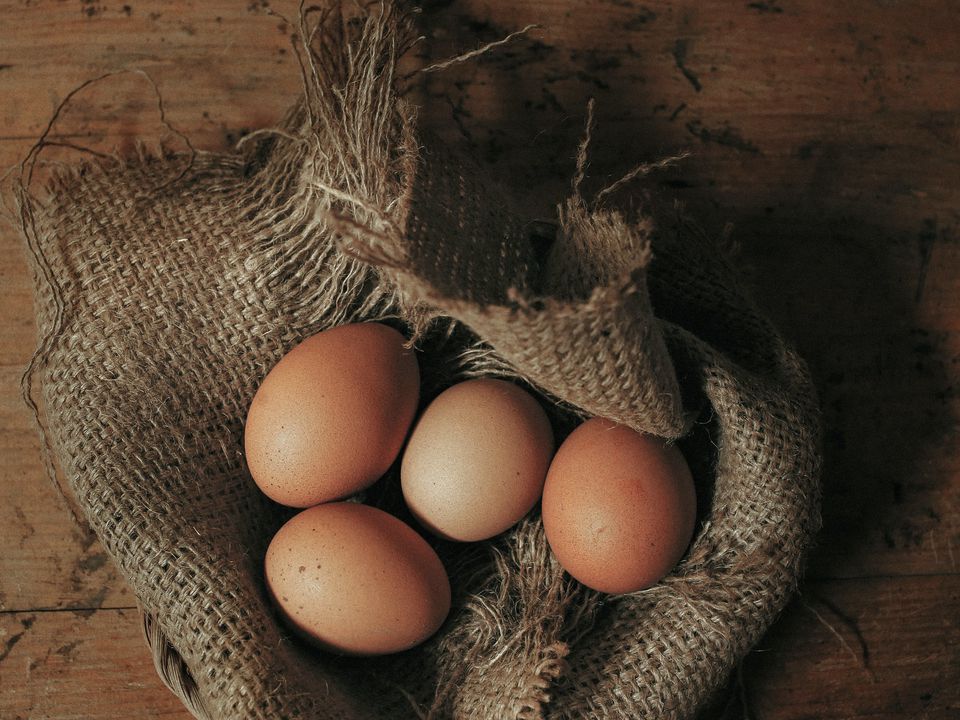 Курка знесла дуже маленьке яйце: народні прикмети. Забобони пов'язані з курячими яйцями.
