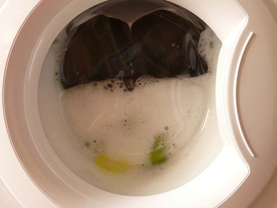 Мікробіологи розповіли, чи вбиває машинне прання 100% мікробів. Стерильність одягу не потрібна людині у звичайному житті.