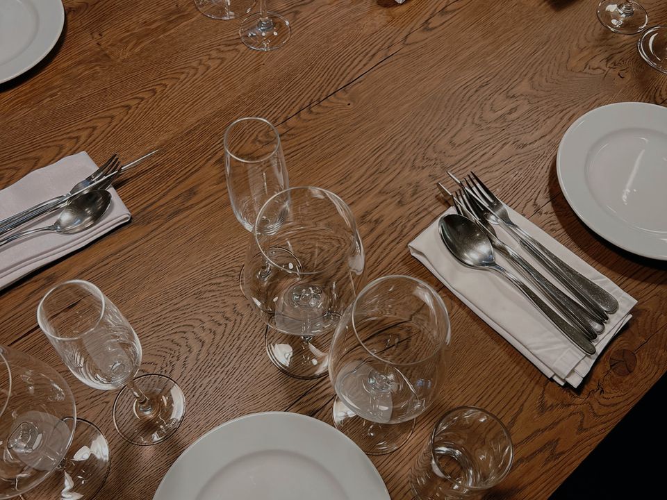 Лайфхак: простий і екологічний спосіб зробити тарілки та склянки блискучими, як у ресторані. Змішайте 2 дешевих інгредієнти.