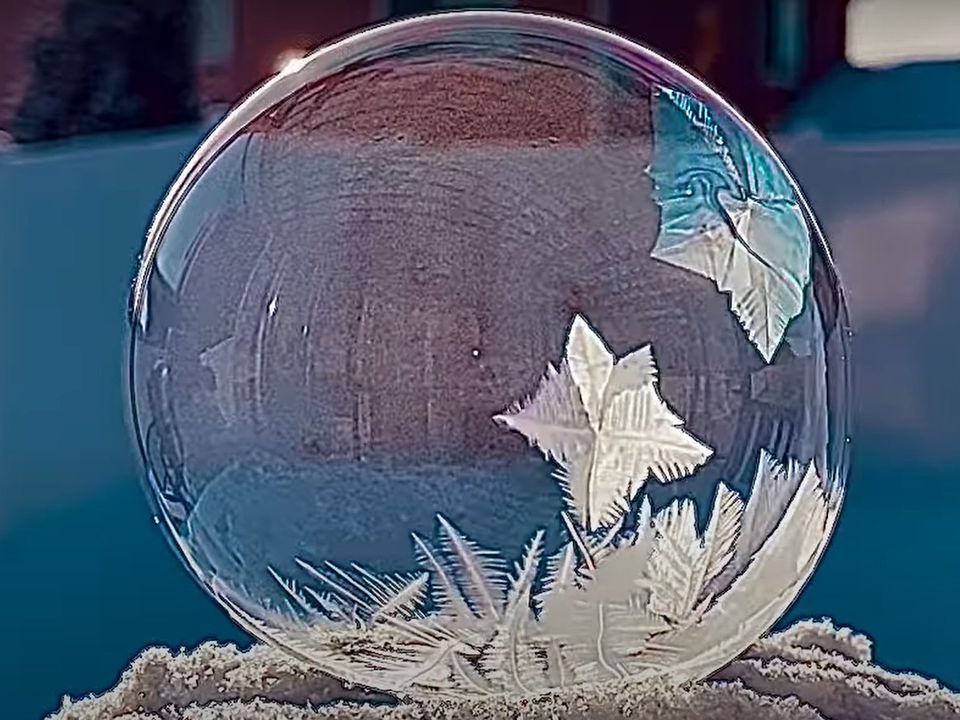 Зимова казка: що буде, якщо залишити мильну бульбашку на морозі. Гарний науковий експеримент.