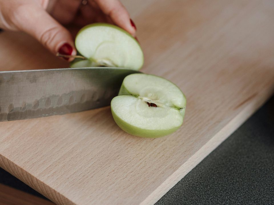 Як зробити каструлі чистими та блискучими за допомогою яблук: хитрий трюк. У ощадливої господині нічого не пропаде просто так.