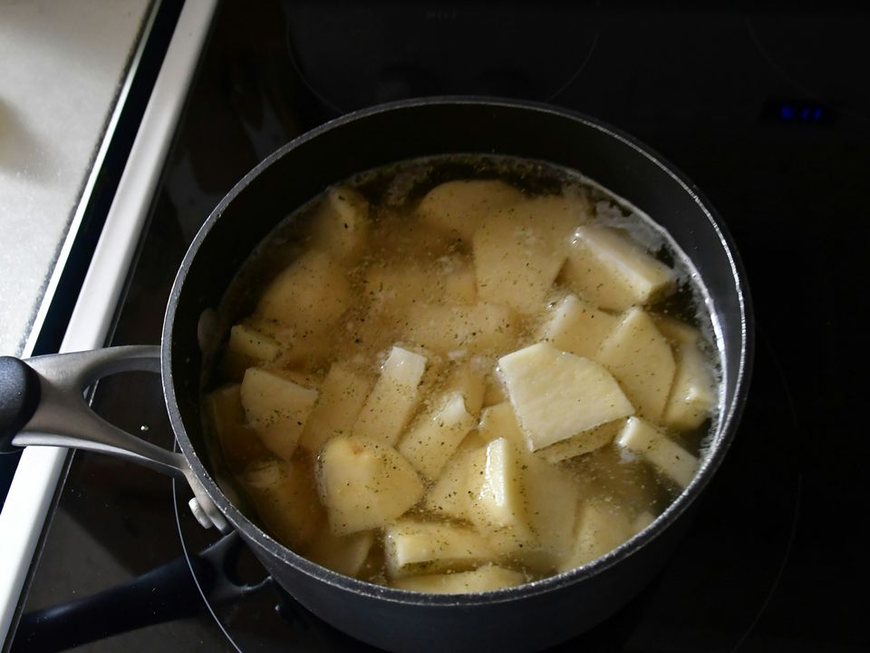 Навіщо додавати цукор під час варіння картоплі: не кожна господиня знає. Навіть найневдалішу страву буде врятовано.