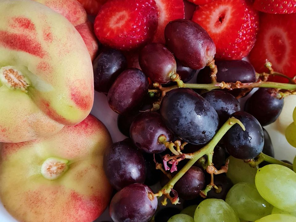 Шкідливі та несправжні: п'ять фруктів, яких краще уникати саме навесні. У несезон багато які з них містять небезпечні речовини.