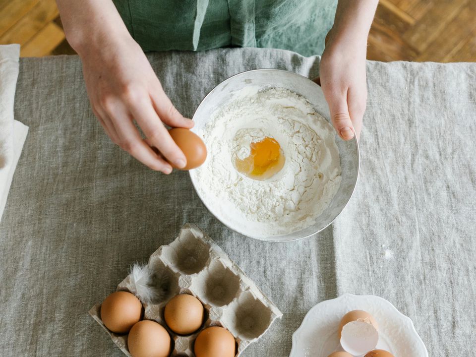 Навіть досвідчені господарки роблять це неправильно: як правильно розбити яйце. Кухарі розкрили секрет.