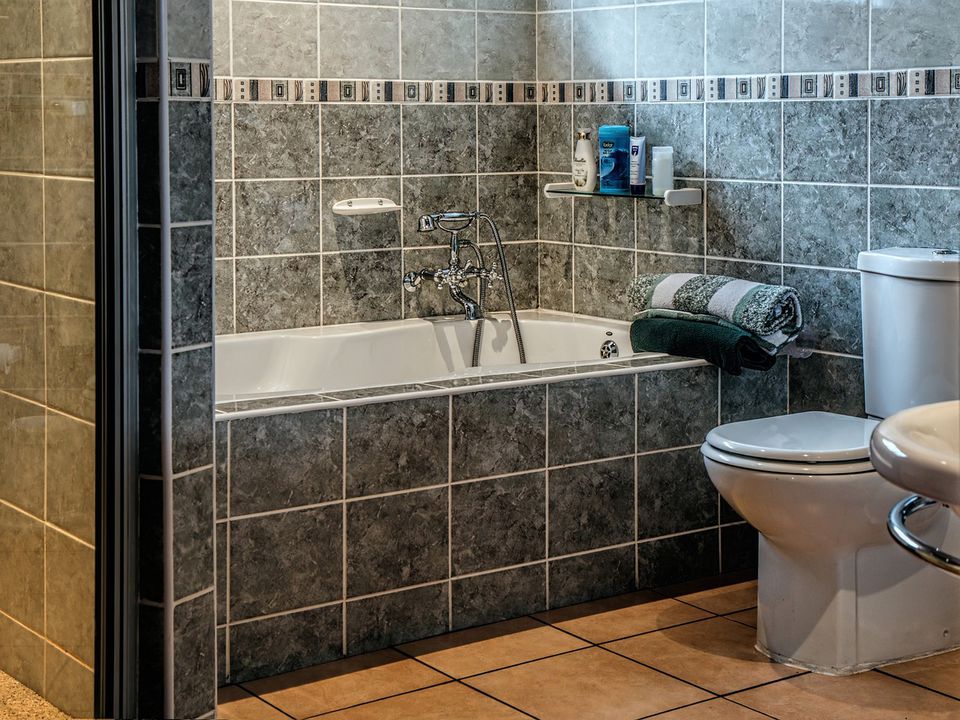 "Це потрібно швидше виправити": Ванна кімната може розповісти про господаря квартири більше, ніж думаєте. Речі у ванній кімнаті, через які всі гості будуть перемивати вам кісточки за спиною.