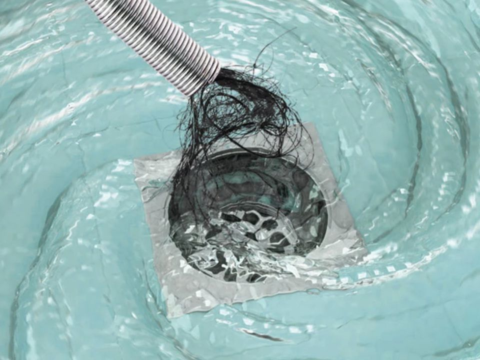 "Без розбору зливу у ванній": Чистимо каналізацію від волосся без виклику сантехніка. Зручний девайс для чищення каналізації.