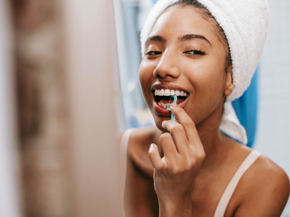 Стоматологи порадили, як зробити зуби білими: обираємо правильну пасту. Методи відновлення білизни зубів.